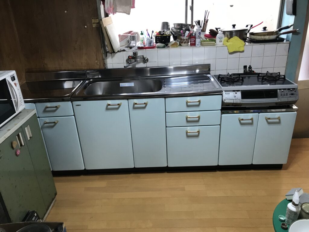 施工後のお写真です。<br />
ホーロー流し台のLIXIL商品で綺麗なキッチンにリフォームされました。