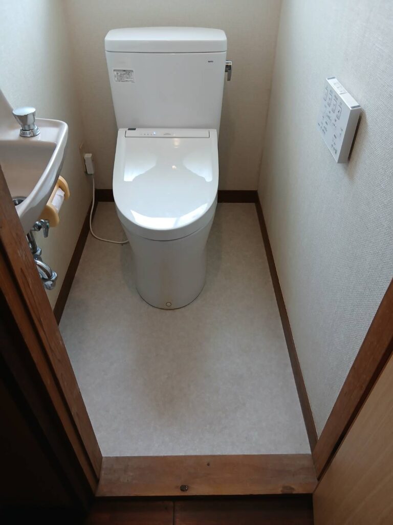 施工後のお写真です。<br />
床の色を明るめにされたので<br />
トイレ全体が明るくなり喜ばれてありました。