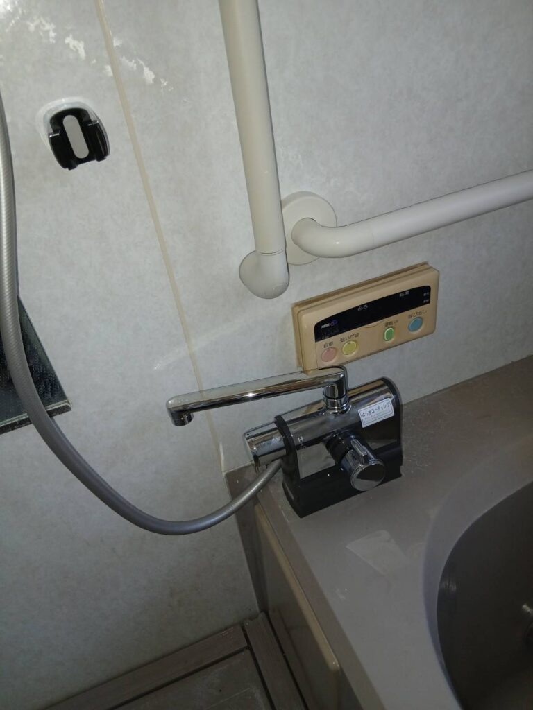 施工後のお写真です。<br />
KVKのストッパー付の水栓にされました。<br />
先々、シャワーの所だけを交換も検討しているとの事でしたので今のタイプをオススメ致しました。