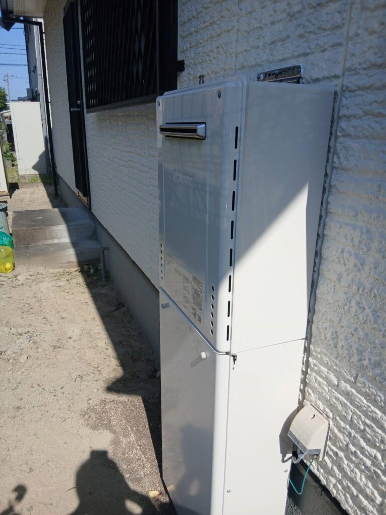 施工後のお写真です。<br />
ノーリツのエコジョーズに変わりました。<br />
配管カバーを取り付けたことでスッキリ<br />
見えるの大満足してありました。