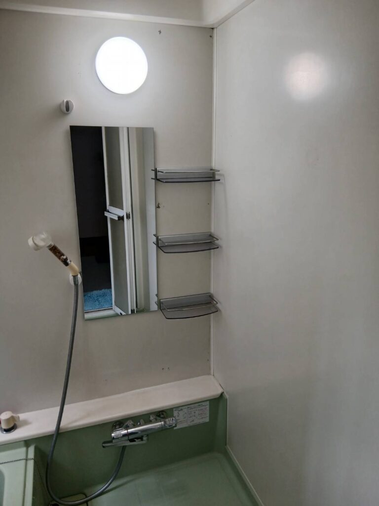 施工後のお写真です。<br />
棚を取り外し全体がスッキリしたと喜ばれてありました。<br />
ロールカーテンも色味が明るくなって満足されてありました。